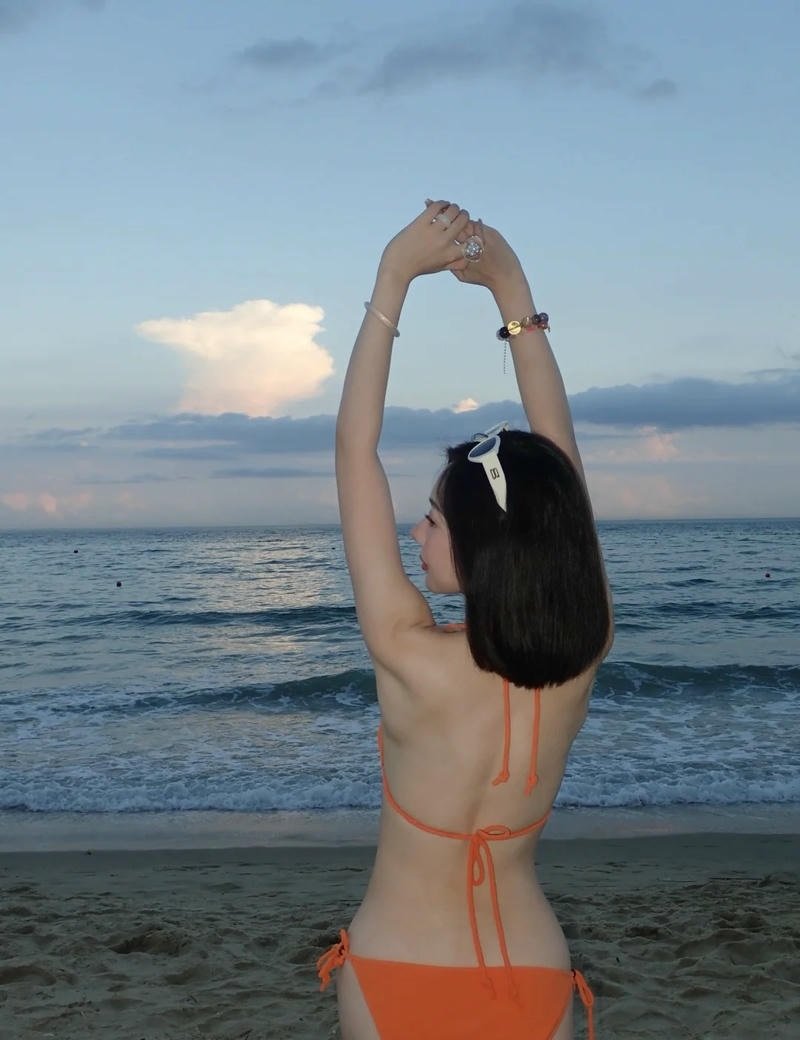 Gái Hàn xinh bikini dâm đãng chờ cặc khổng lồ