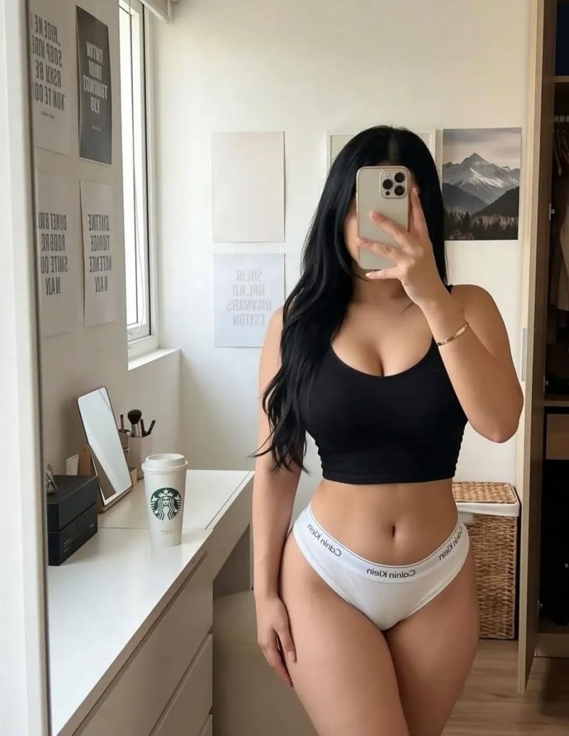 Hot gái Hàn bikini quỳ bú cặc khổng lồ