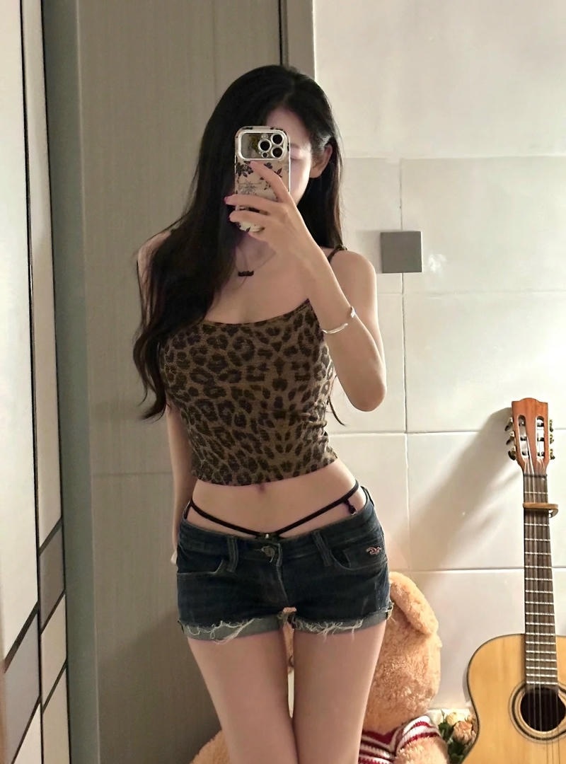 Gái mặc bodysuit vú bự bị cặc cọ