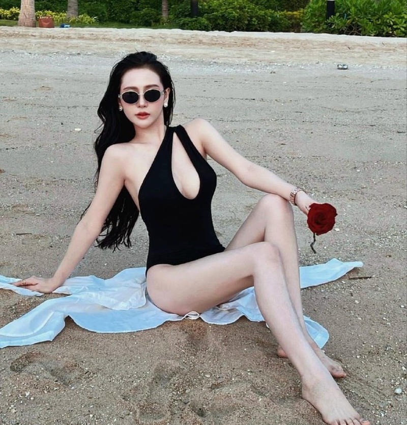Hot girl bodysuit vú bự rung khi doggy