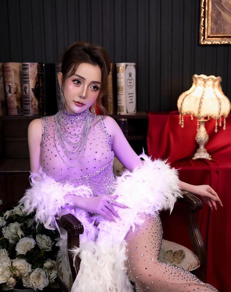 Hot girl váy suốt vú căng núm hồng lấp ló