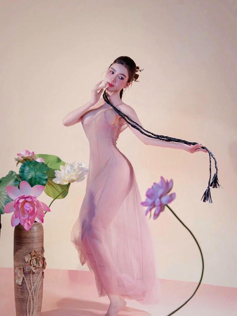 Hot girl váy suốt quỳ bú cặc khổng lồ