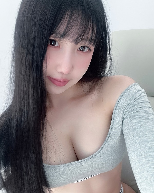 Trang phục hở vai gợi cảm tôn lên đường cong