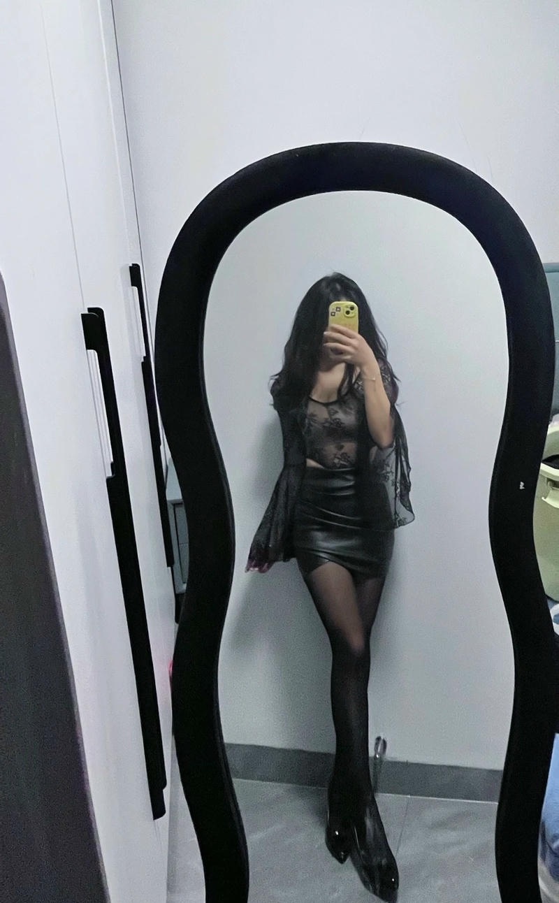 Đồ bó sát quỳ ngậm hai hòn dái sâu