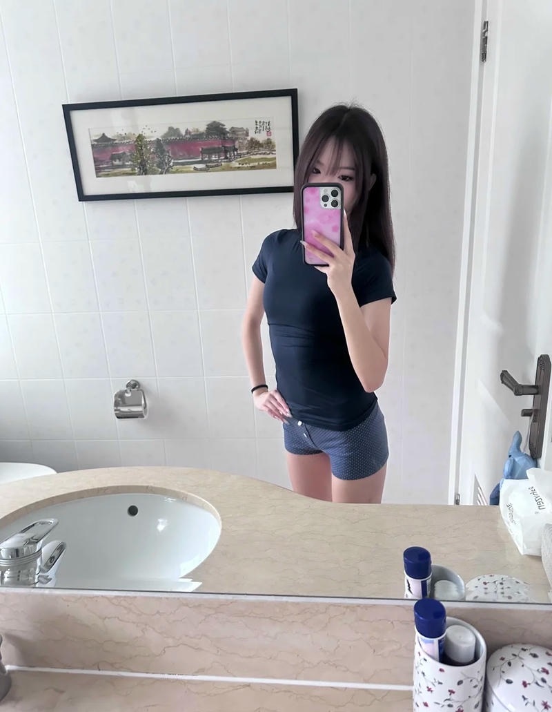 Gái xinh mặc đồ bó dang mông tròn mời nhét