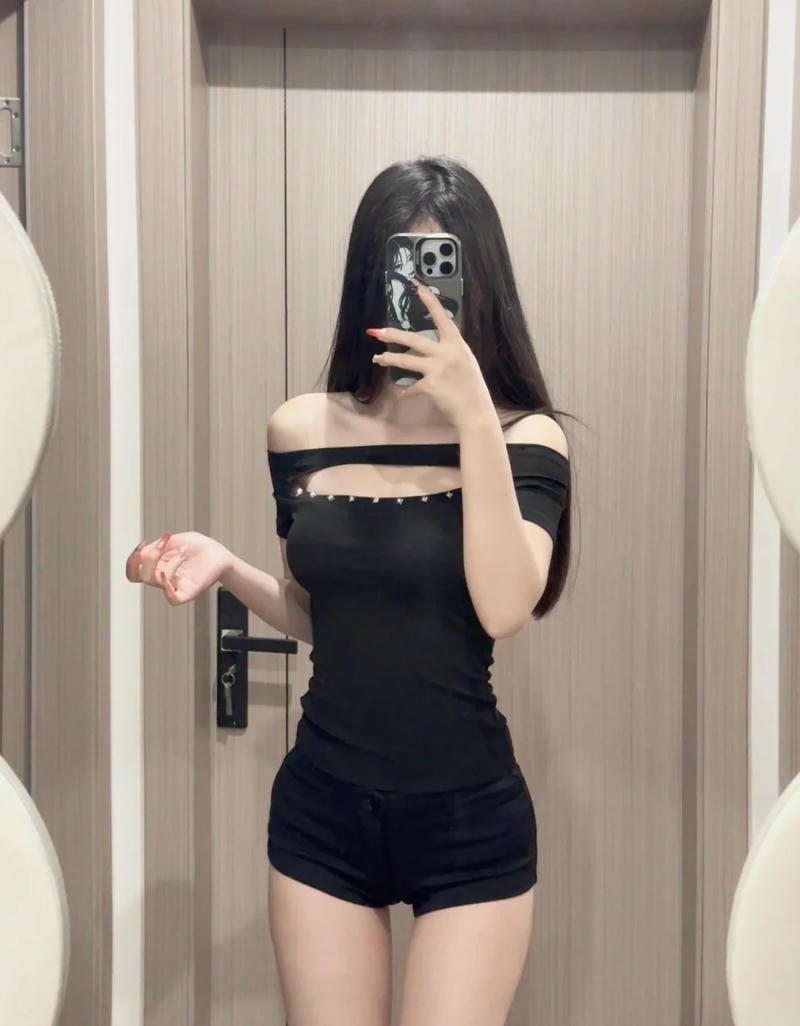 Gái xinh mặc đồ bó vú căng bị véo đỏ