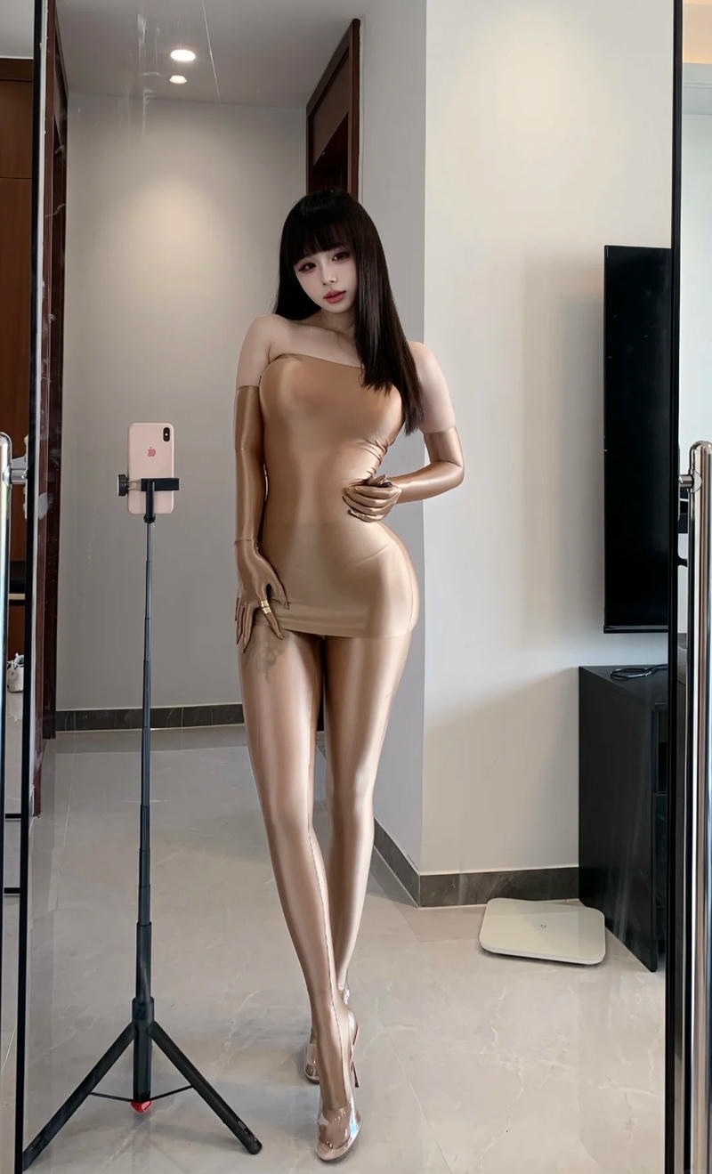 Gái xinh mặc đồ bó hậu môn ướt nhẹp dính