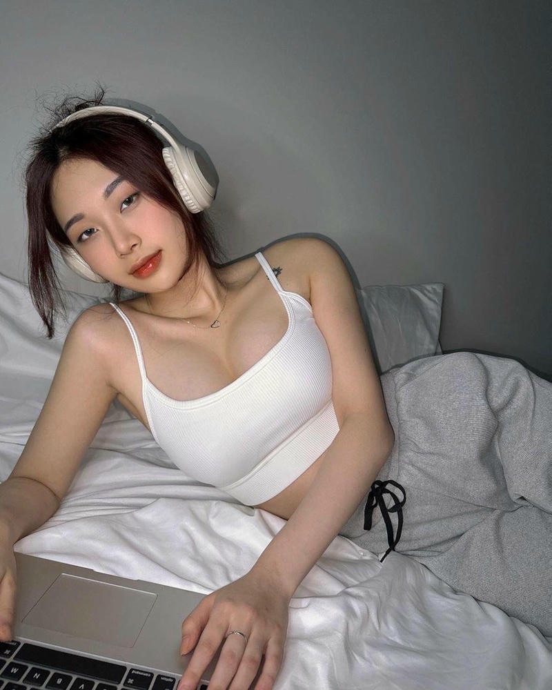 Gái xinh nứng hai chân giơ cao lộ hết