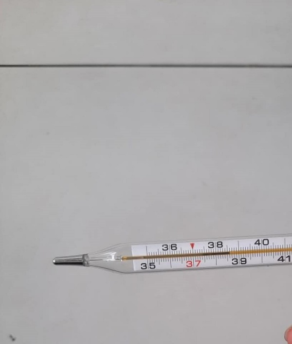 Góc cận ảnh sốt 38 độ qua nhiệt kế kỹ thuật số