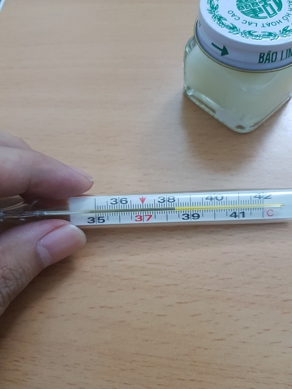 Ảnh sốt cao 39 độ qua nhiệt kế  2