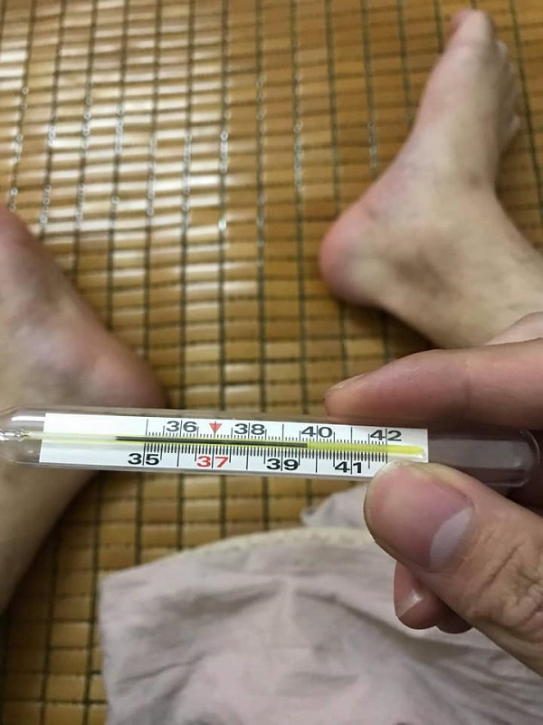 Ảnh sốt cao 39 độ qua nhiệt kế 