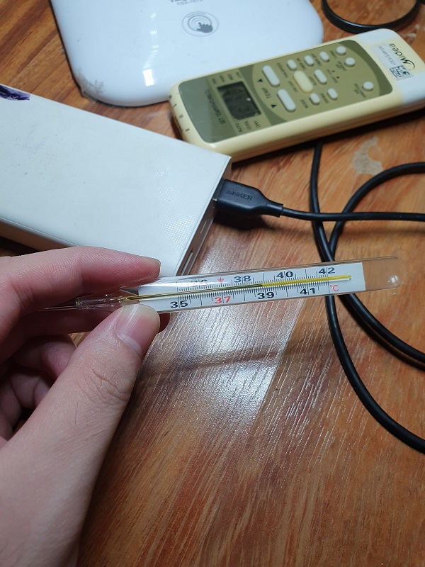 Ảnh chụp nhiệt kế kỹ thuật số lúc sốt 40 độ