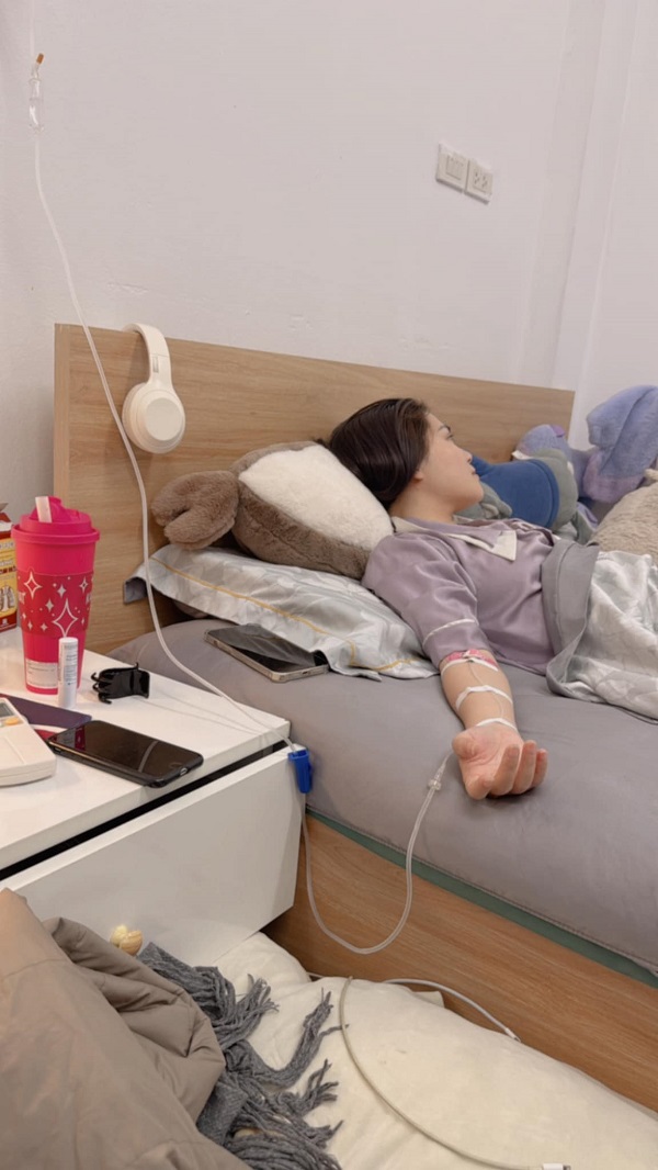 Hình ảnh truyền nước trên giường ở nhà