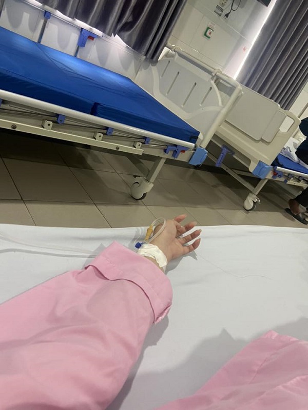 Cảnh truyền nước trong phòng khám bệnh
