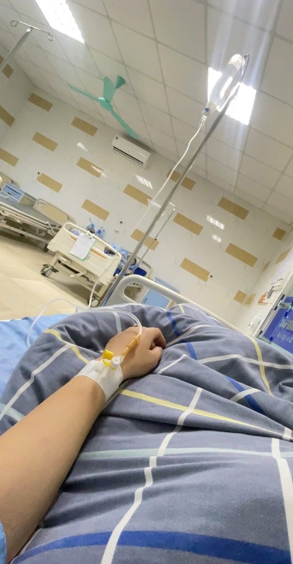 Ảnh truyền nước và chiếc giường bệnh đơn sơ