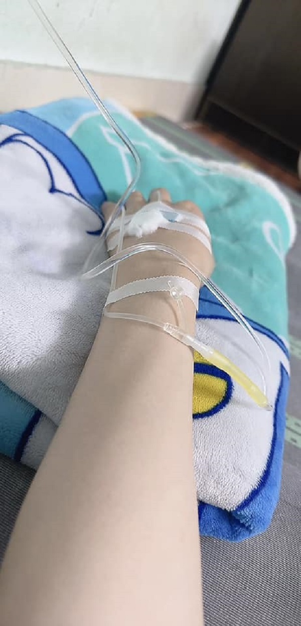 Ảnh truyền nước chụp cận cảnh cánh tay