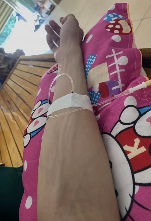 Ảnh truyền nước kèm gối tựa đầu dễ thương