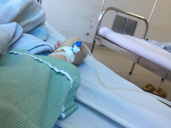 Ảnh truyền nước với tay truyền cùng dây truyền