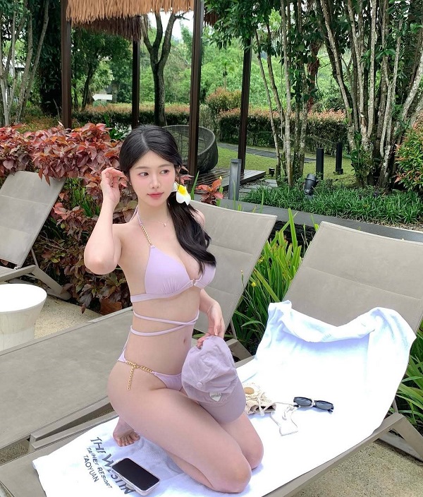 Tư thế tạo dáng khoe khéo các đường cong