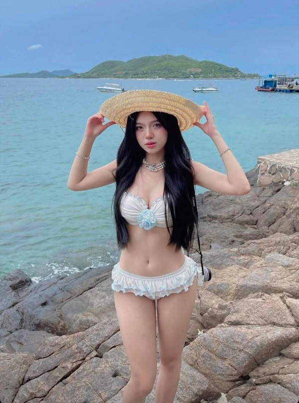 Bikini trắng phong cách đơn giản mà gợi cảm