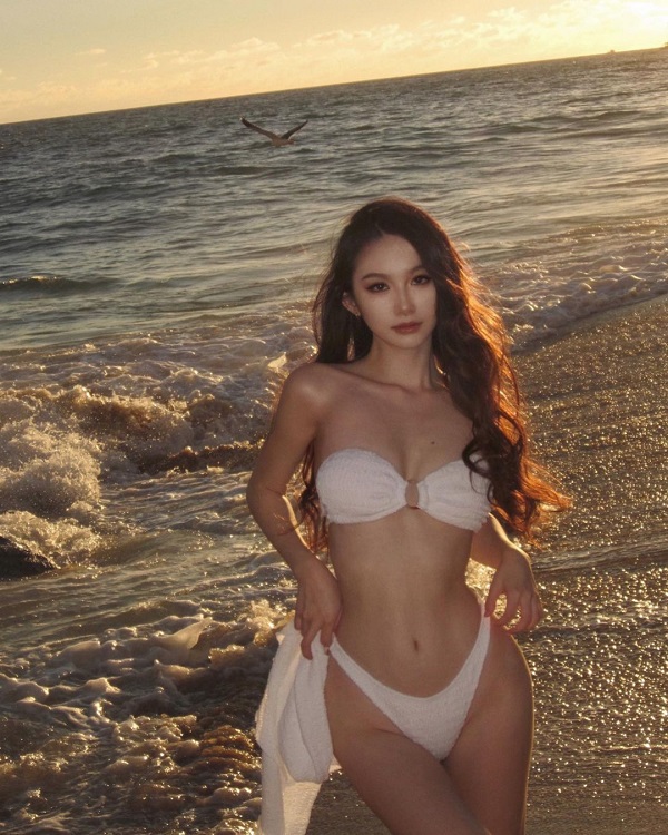 Bikini trắng và đôi chân dài thon gọn