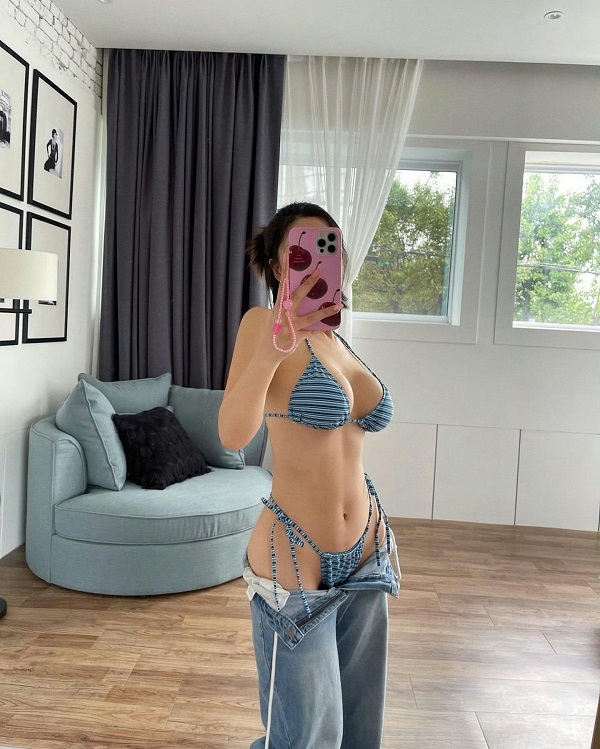 Gái xinh mặc bikini xanh dương phô diễn đường cong chuẩn