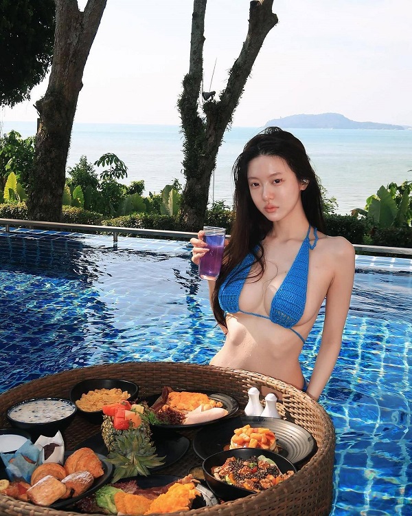 Gái mặc bikini xanh dương tạo dáng đầy mê hoặc