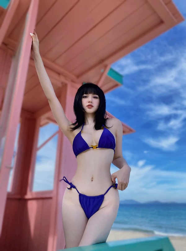 Cận cảnh thân hình gái xinh mặc bikini xanh dương