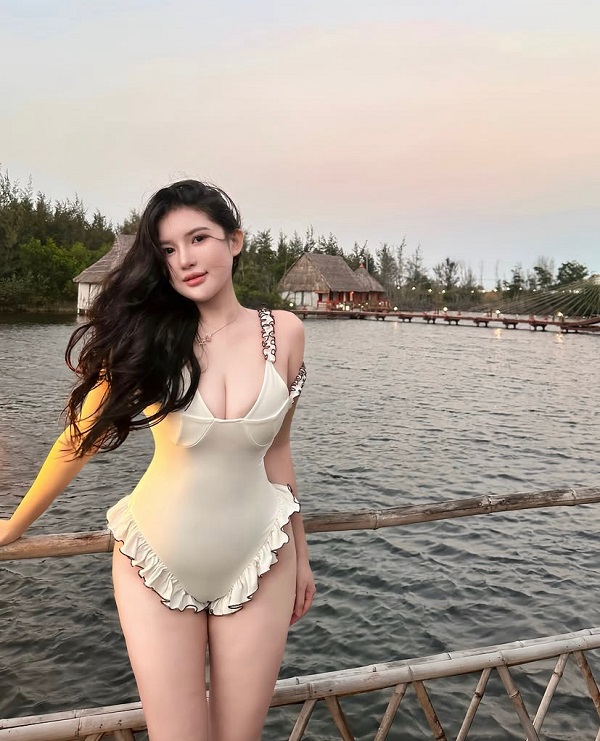 Visual đỉnh cao trong bodysuit tone nude