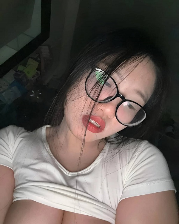 Hình ảnh gái xinh đeo kính vén khéo bầu ngực to tròn
