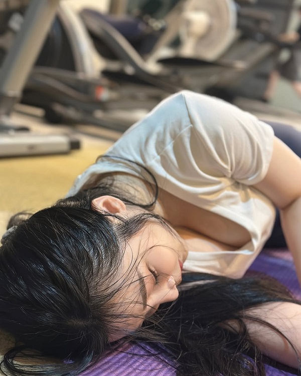 Ảnh gái xinh tại phòng gym ngắm nghiêng lấp ló bầu ngực