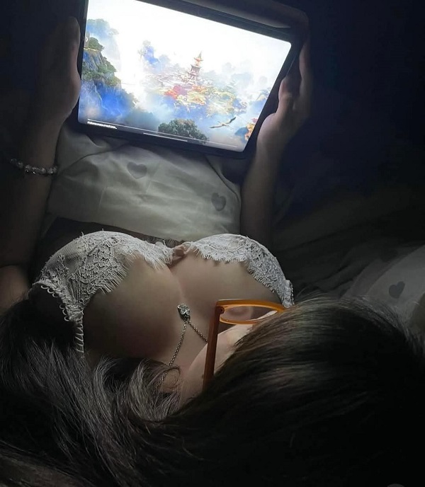 Hình ảnh bầu ngực to được chụp từ trên xuống