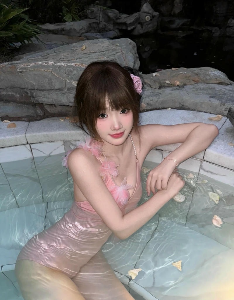 Bikini hồng tinh nóng tràn đầy miệng dâm