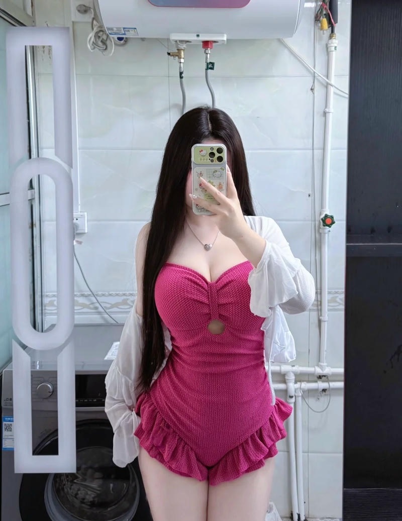 Gái xinh mặc bikini hồng tinh nóng bắn đầy mặt