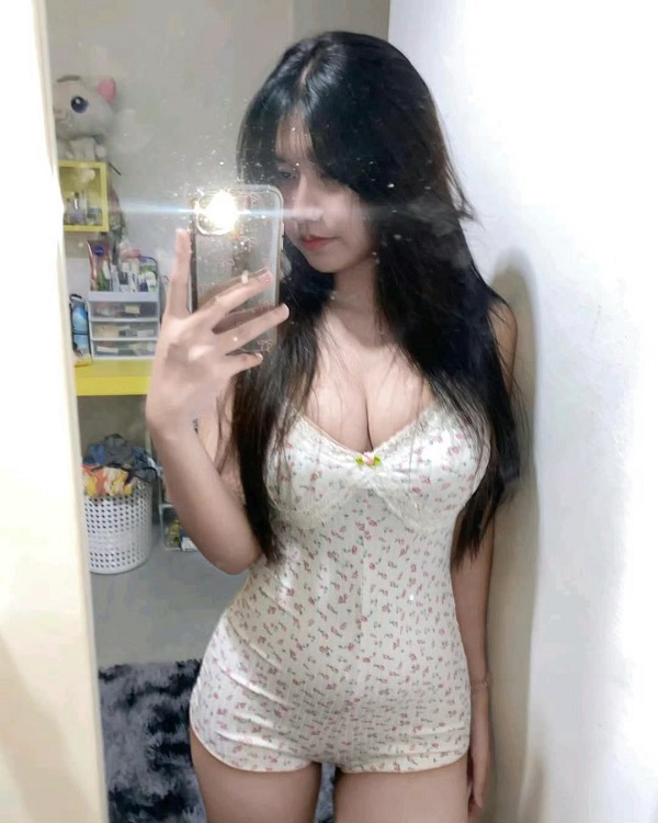 Gái xinh mặc váy bó tạo dáng trước gương