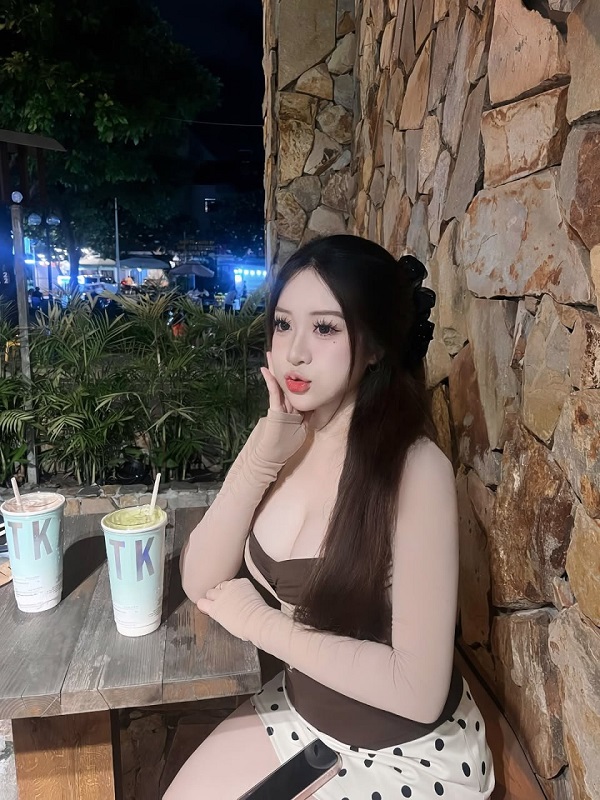 Ảnh gái đẹp Việt Nam mặc váy quyến rũ ngoài trời