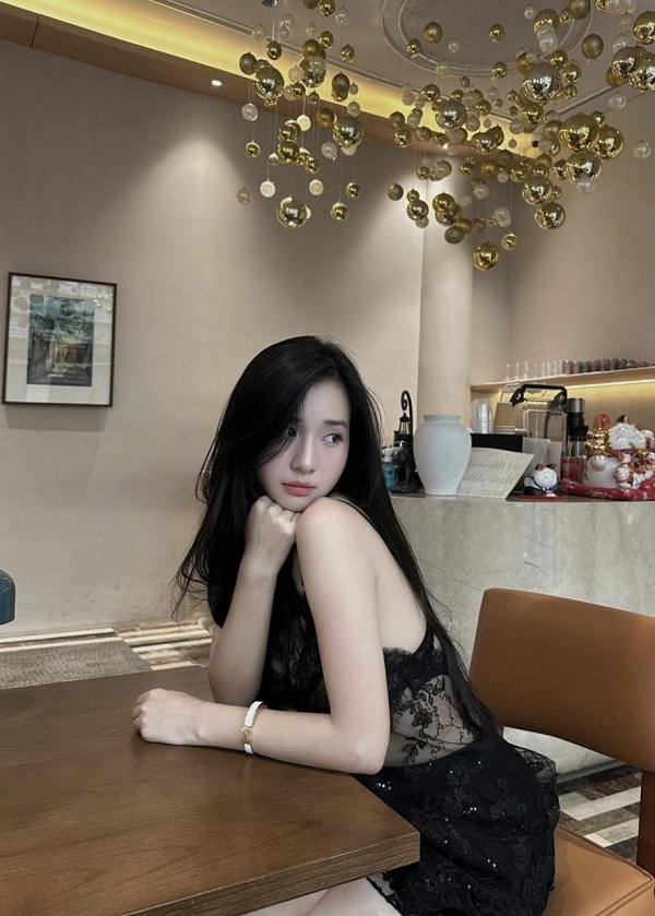 Gái đẹp Việt Nam chụp ảnh trong phòng khách sang chảnh