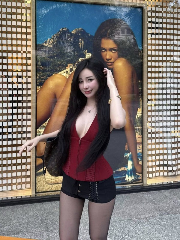 Hot girl Việt Nam váy đỏ trẻ trung và gợi cảm