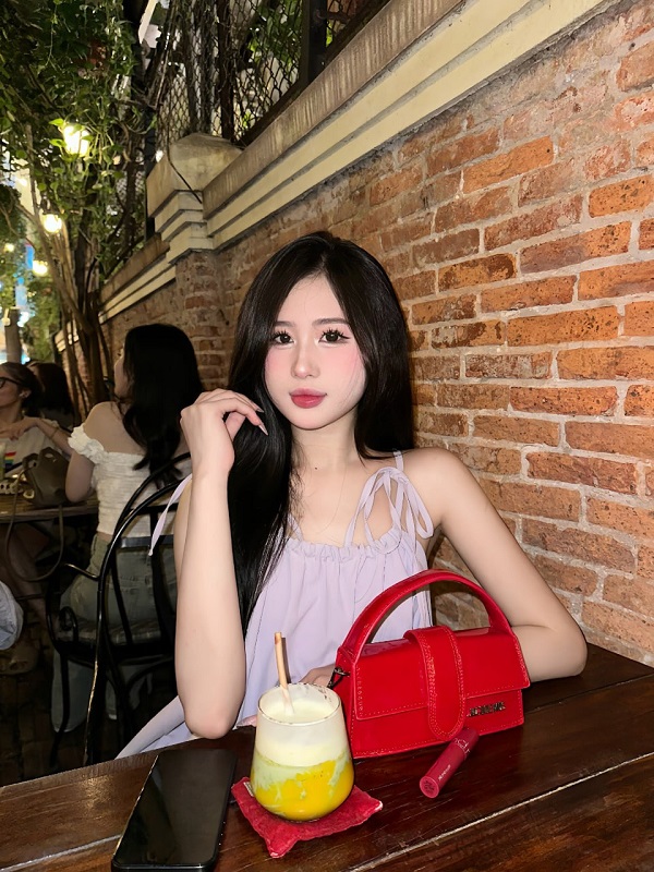 Gái đẹp Việt Nam tạo dáng với túi đỏ nổi bật