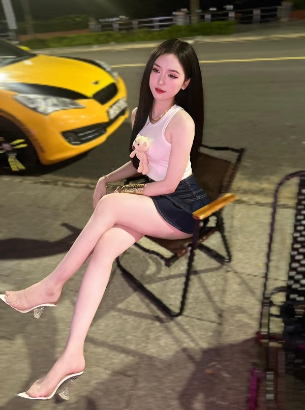 Hot girl Việt Nam sexy tạo dáng bên xe sang