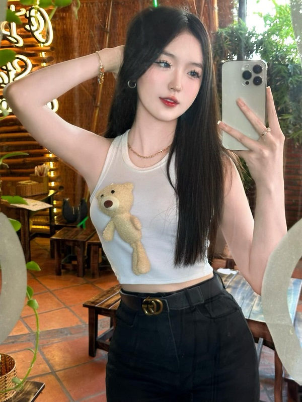 Ảnh gái đẹp Việt Nam mặc váy đen sang trọng
