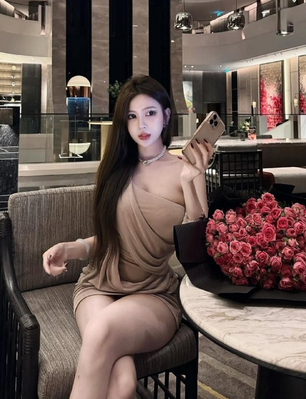 Hot girl Việt Nam trẻ trung duyên dáng bên hoa