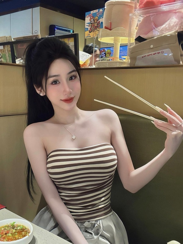 Gái đẹp Việt Nam mặc váy body khoe dáng chuẩn