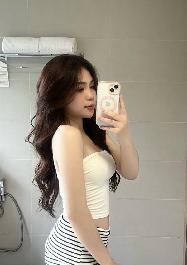 Gái đẹp Việt Nam trẻ trung và nữ tính cuốn hút