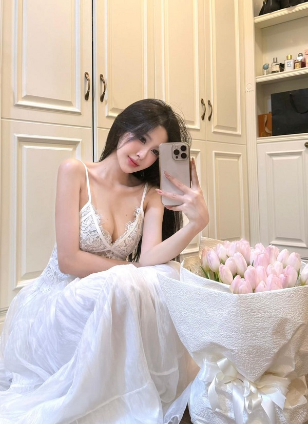 Ảnh gái đẹp Việt Nam ngồi giường khoe vẻ sexy