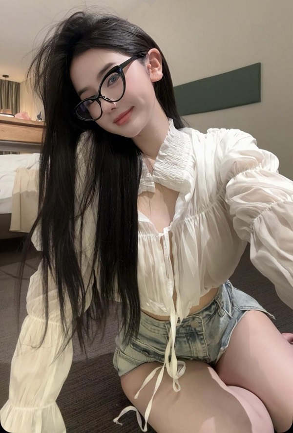 Hot girl Việt Nam diện áo khoác phong cách cá tính