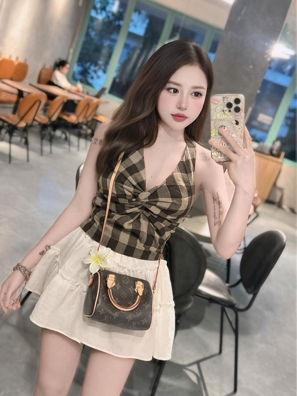 Ảnh gái đẹp Việt Nam mặc váy ngắn sexy ngoài trời