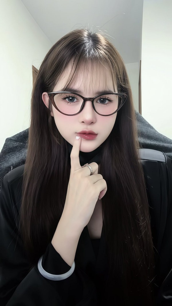 Hot girl Việt Nam tóc dài đeo kính quyến rũ