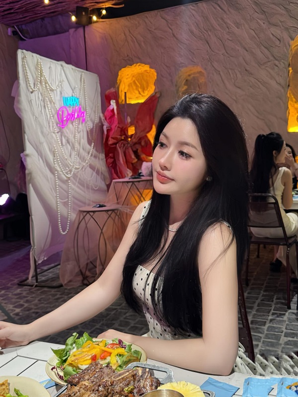 Gái đẹp Việt Nam mặc váy dạ hội sang trọng