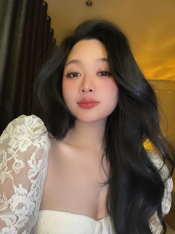 Ảnh gái đẹp Việt Nam ngồi ghế khoe dáng sexy